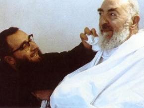 Padre Pío haciendose la barba
